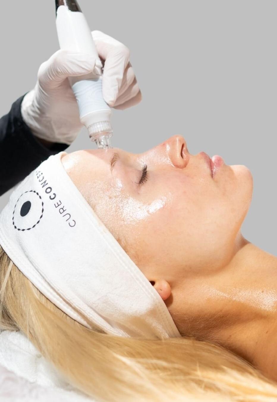 Kosmetikbehandlung mit CureConcept-Gerät im Kosmetikstudio Vanessa Forster