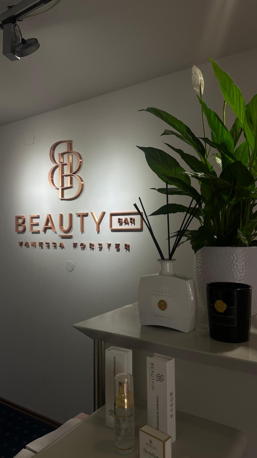 Wartebereich mit Pflanze im Kosmetikstudio Beautybar Vanessa Forster